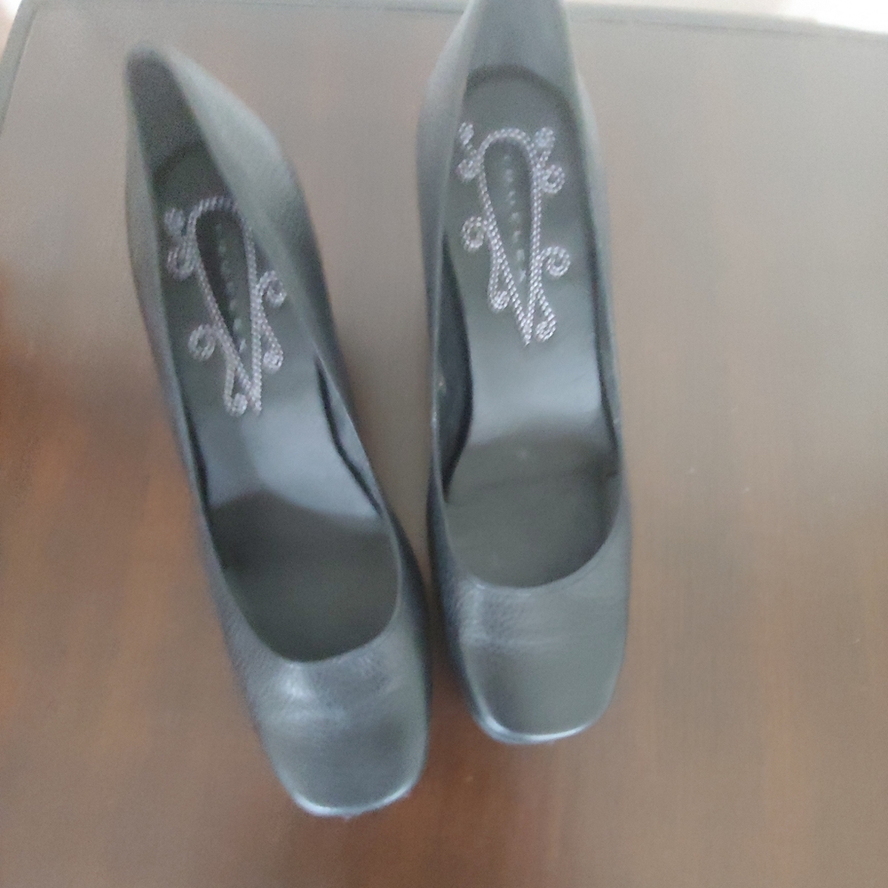 Elegant Black Women's Shoes The Truflex Comfort Women's Heels in size 8M